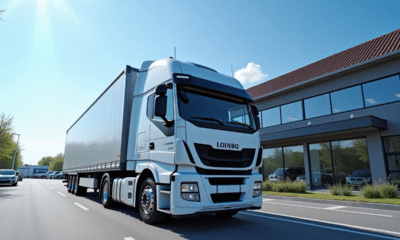 Camion léger moderne devant un concessionnaire européen ensoleillé