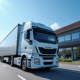 Camion léger moderne devant un concessionnaire européen ensoleillé