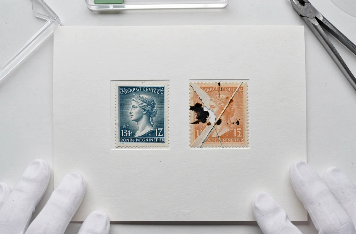 Comparaison d'un timbre français rare en bon état et d'un exemplaire endommagé côte à côte
