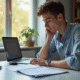 Jeune professionnel regardant sa fiche de paie dans un bureau moderne