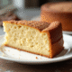 Tranche de gâteau joconde aux noisettes en gros plan