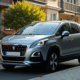 Peugeot 3008 d'occasion stationnée dans une rue résidentielle en journée