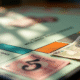 Plateau de Monopoly en francs français sur une table en bois